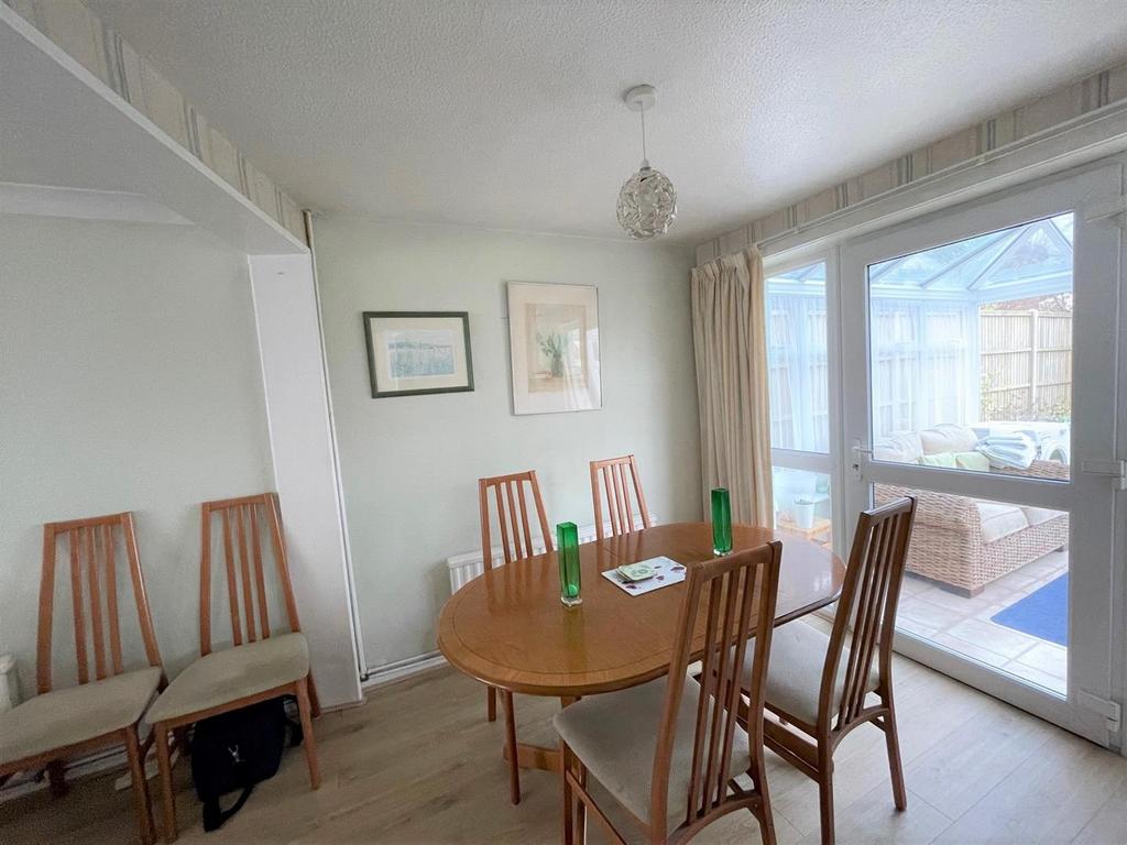 Chestnut Avenue, Staplehurst 3 bed detached house £450,000