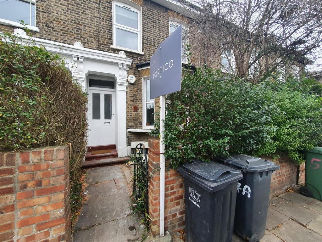 St. Donatts Road, London 2 bed flat £1,695 pcm (£391 pw)