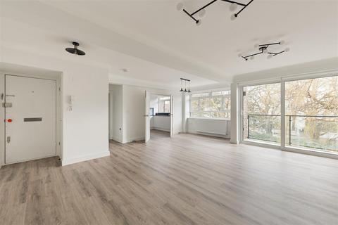 3 bedroom apartment to rent, Monckton Court, Kensington, W14