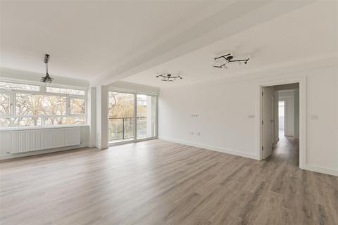 3 bedroom apartment to rent, Monckton Court, Kensington, W14