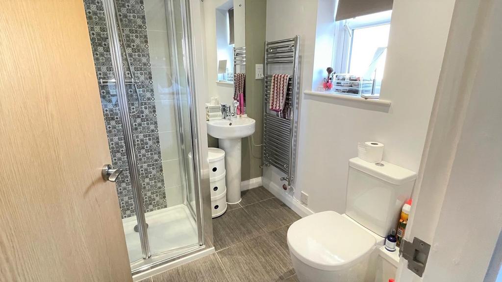 En suite 3 piece shower room