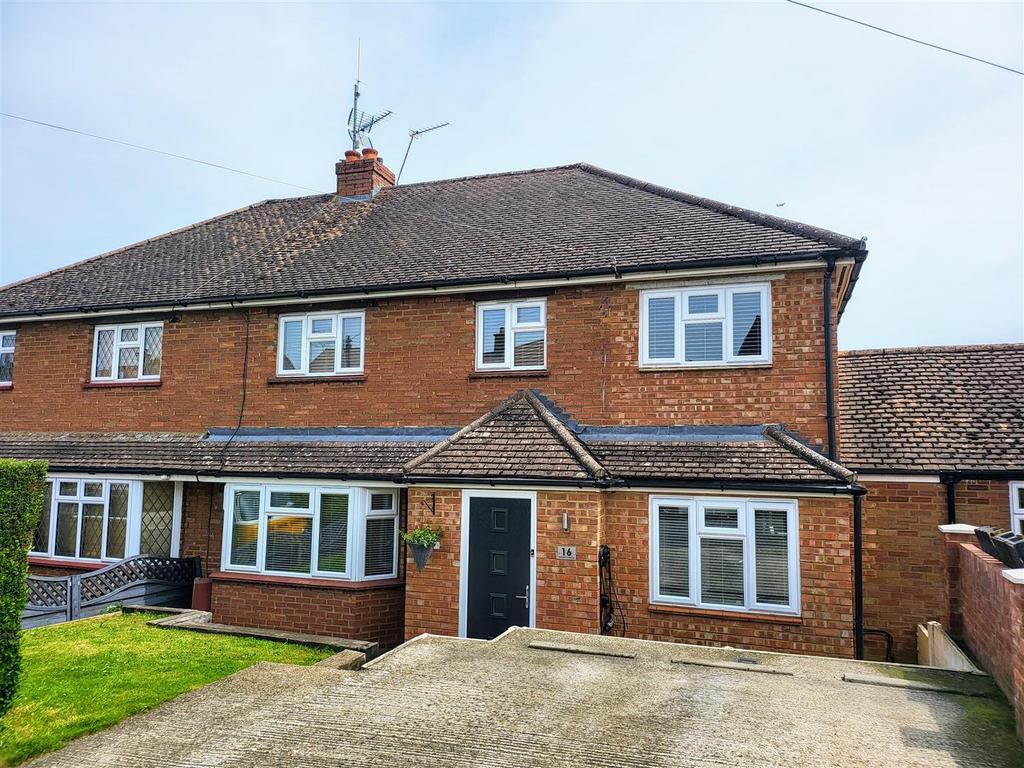4 BEDROOM FAMILY HOUSE Stanelow Crescent, Standon 4 bed semidetached house for sale £499,995