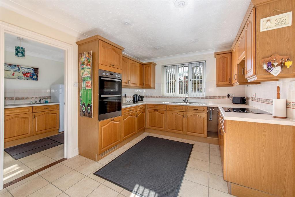 Killams Green, Taunton 3 bed bungalow £500,000