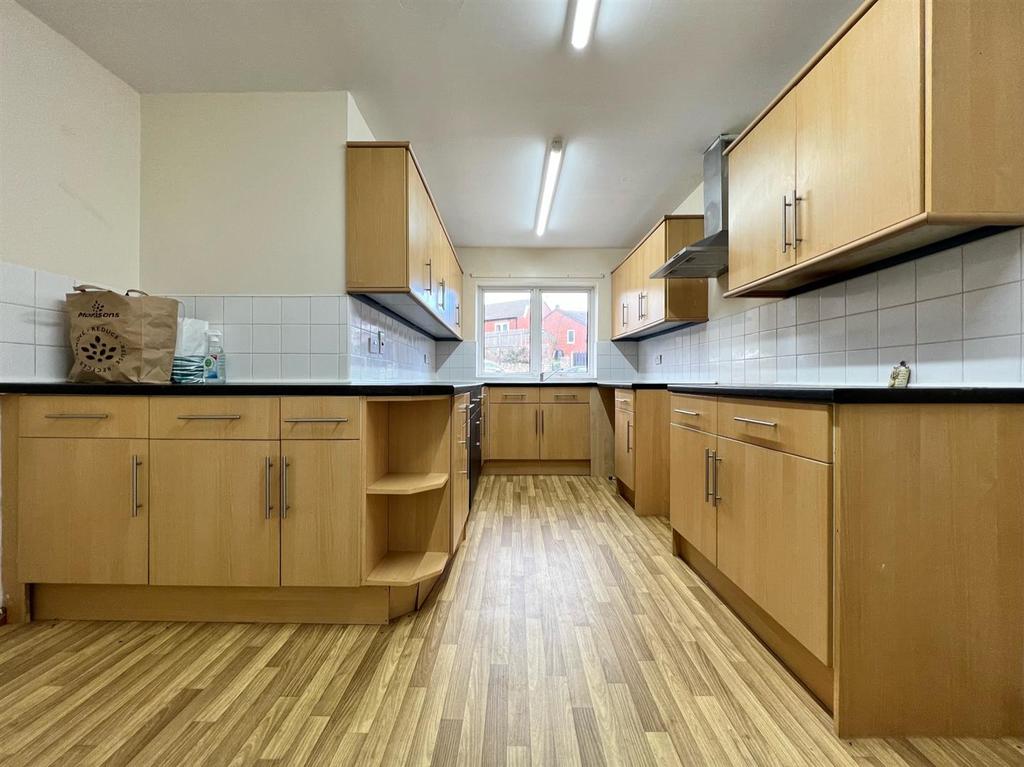 Sheffield Road, Hackenthorpe, Sheffield 4 bed detached house £900 pcm
