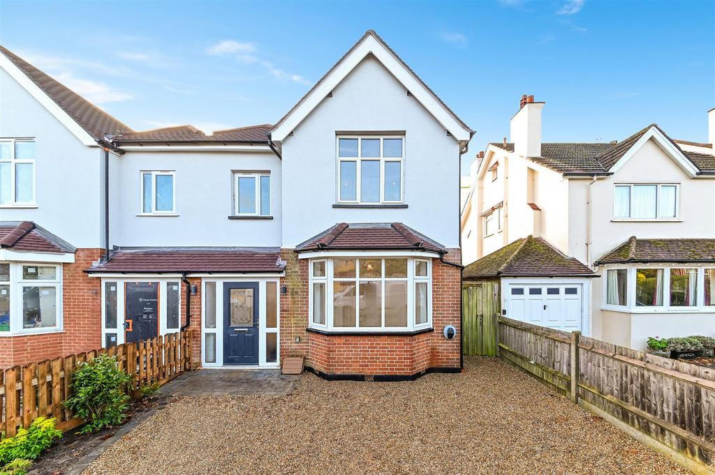 Chipstead Road, Banstead 3 bed semidetached house £2,850 pcm (£658 pw)