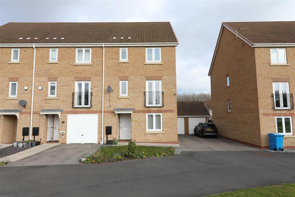 Kielder Way, Kingswood, Hull 4 bed end of terrace house £200,000