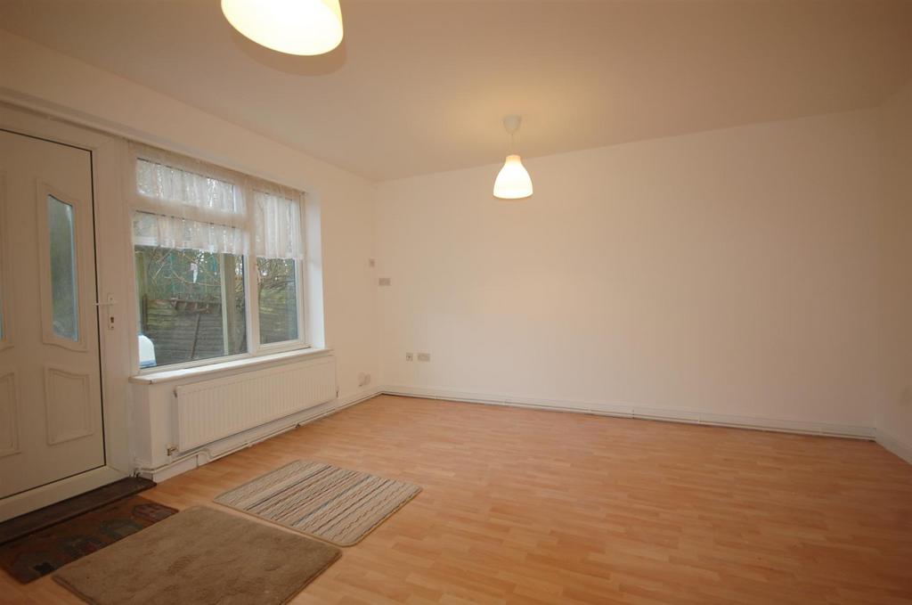 6 Glaisdale Gardens (2).JPG