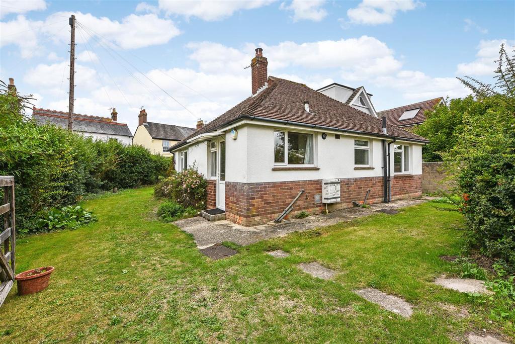Whyke Lane, Chichester 3 bed detached bungalow £1,450 pcm (£335 pw)