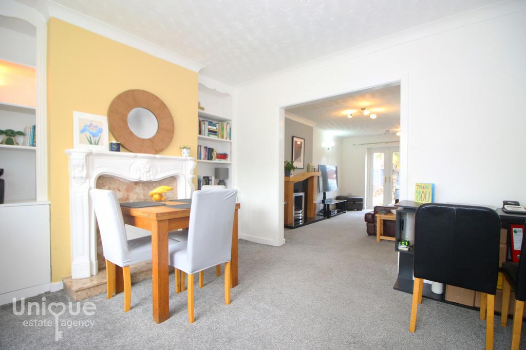 Neville Drive, ThorntonCleveleys, FY5 2 bed semidetached house £150,000