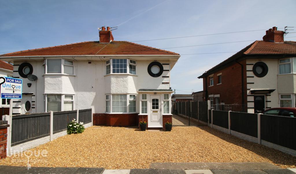 Neville Drive, ThorntonCleveleys, FY5 2 bed semidetached house £150,000
