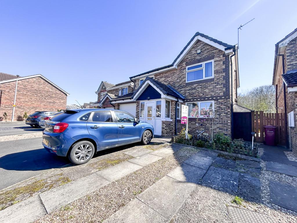4 Bedroom Modern Detached Centrally Located