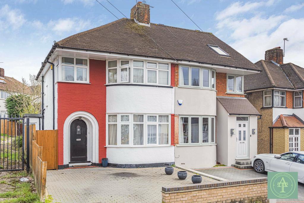 Whitehouse Way, N14 3 bed semidetached house for sale £680,000