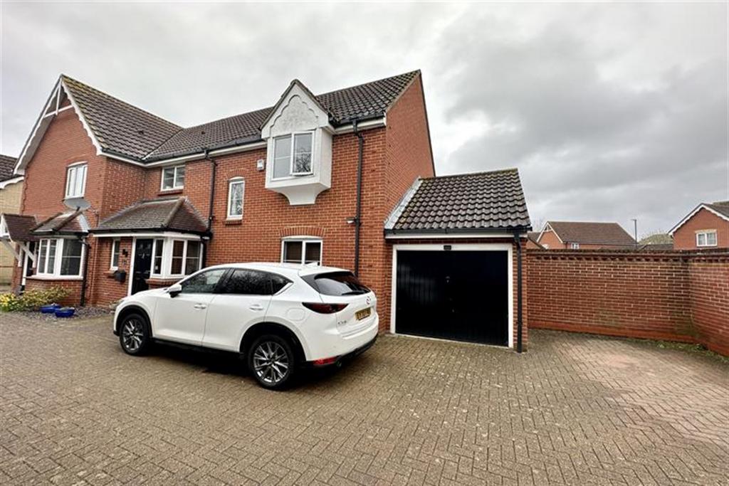 Chatsworth Avenue, Great Notley... 3 bed semidetached house £400,000