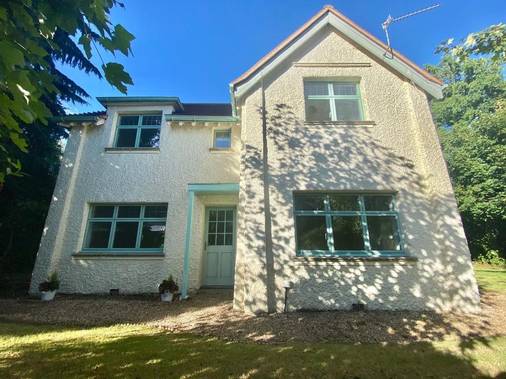 Headley Road, Liphook 3 bed detached house to rent £1,850 pcm (£427 pw)
