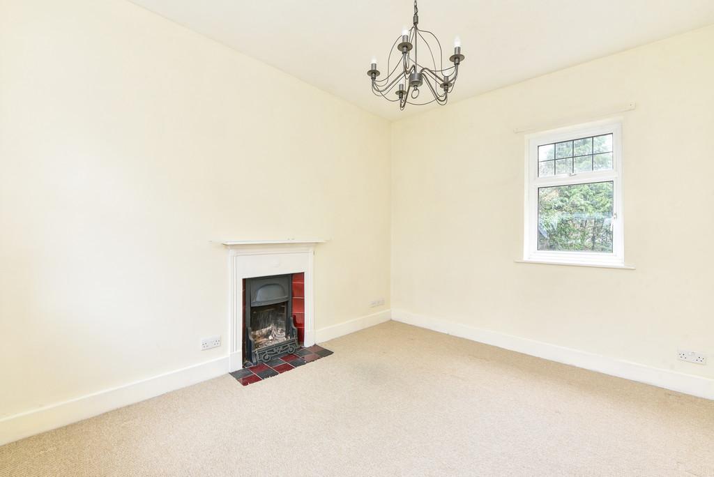 Headley Road, Liphook 3 bed detached house to rent £1,850 pcm (£427 pw)