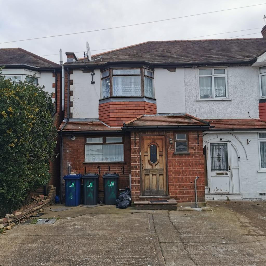 Lynmouth Road, Perivale 3 bed end of terrace house £2,000 pcm (£462 pw)