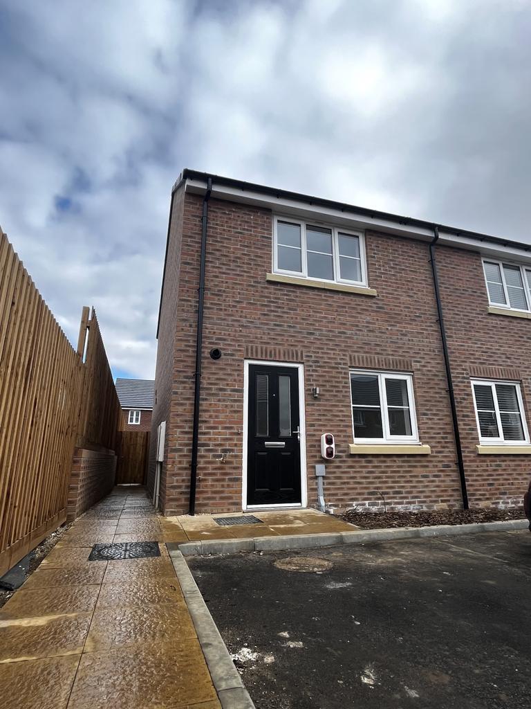 Bunting Mews, Lakeside, Scunthorpe 2 bed end of terrace house £700