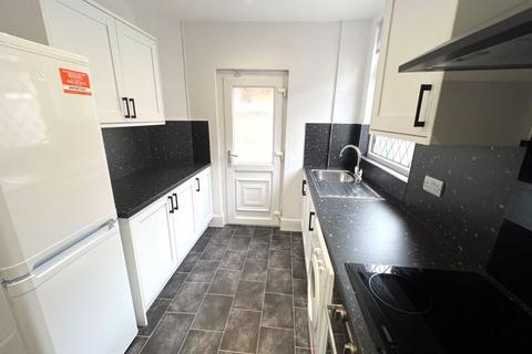2 bedroom terraced house to rent - Doveleys Road, Salford