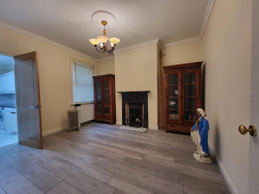 Kings road,Slough, SL1 4 bed semidetached house £2,400 pcm (£554 pw)