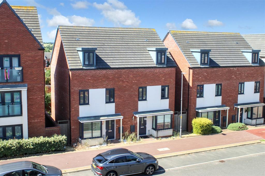 Apollo Avenue, Fairfields, Milton Keynes 4 bed townhouse for sale £