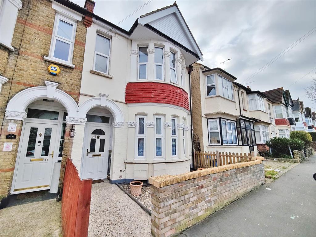 Hildaville Drive, WestcliffOnSea 2 bed flat £895 pcm (£207 pw)