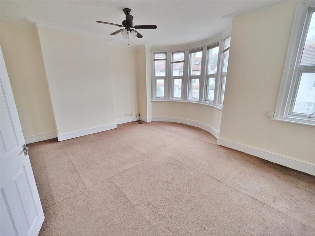Hildaville Drive, WestcliffOnSea 2 bed flat £895 pcm (£207 pw)