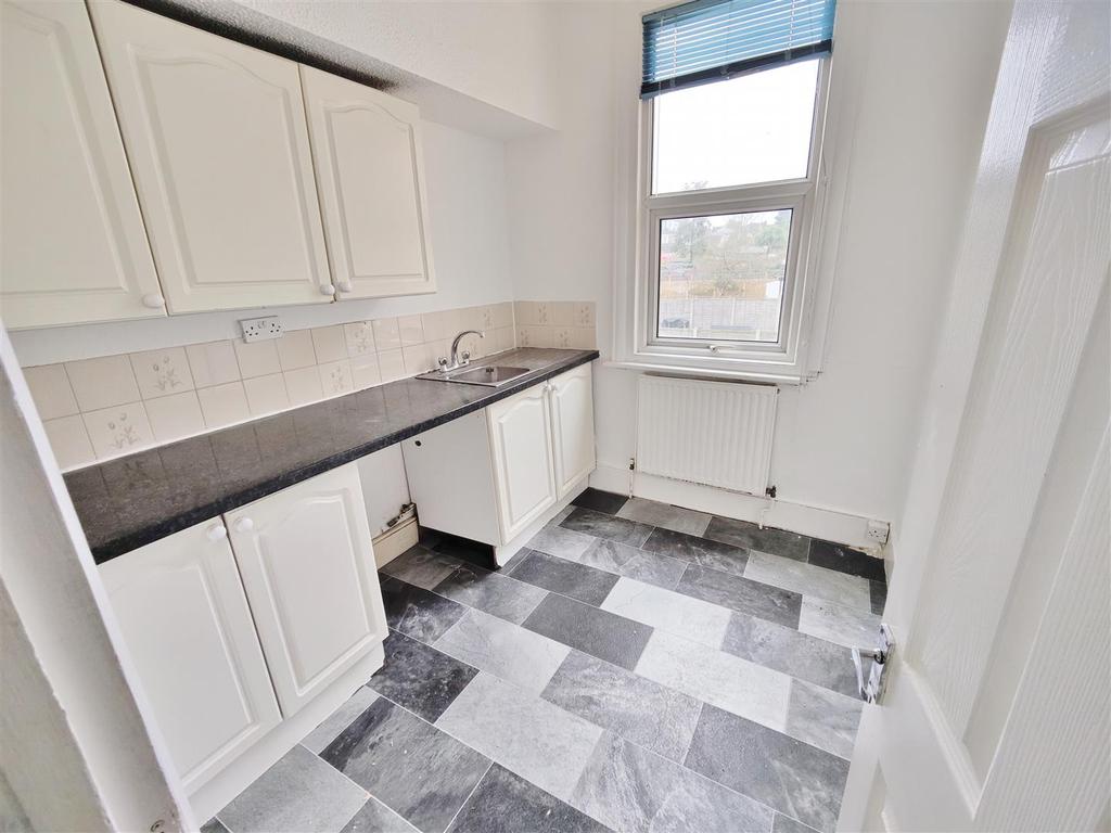 Hildaville Drive, WestcliffOnSea 2 bed flat £895 pcm (£207 pw)