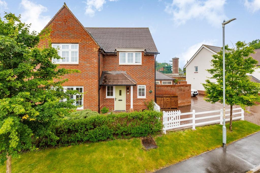 Lancaster Close, Hamstreet, Ashford TN25 4 bed detached house £550,000