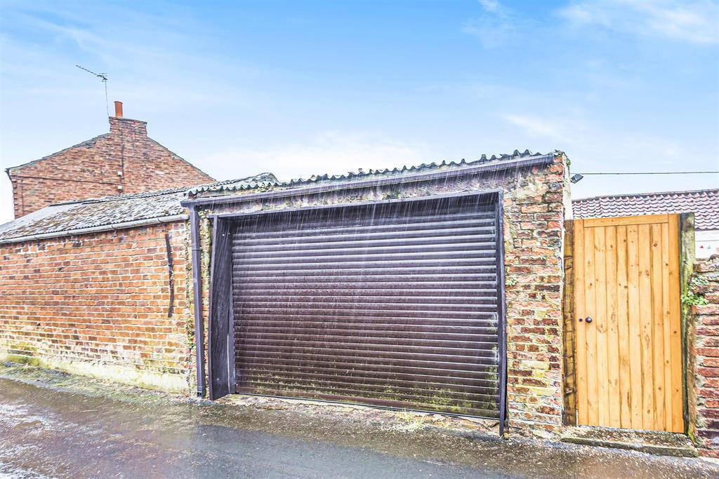 Separate garage workshop