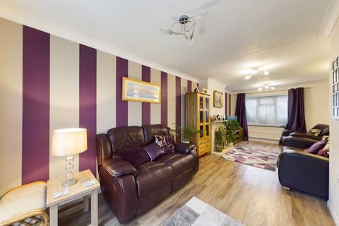 28 Dinmore, Bovingdon, Hemel Hempstead, HP3 0QW