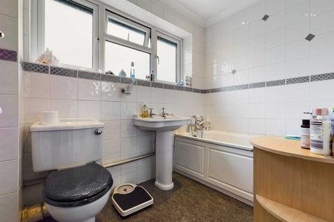 28 Dinmore, Bovingdon, Hemel Hempstead, HP3 0QW