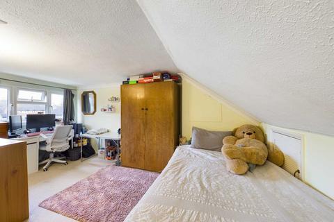 28 Dinmore, Bovingdon, Hemel Hempstead, HP3 0QW