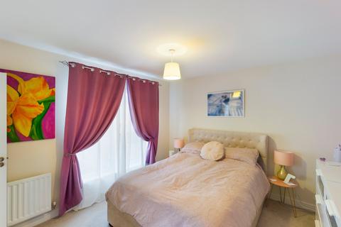 4 bedroom semi-detached house for sale - Eilmer Close, Addlestone, Surrey, KT15