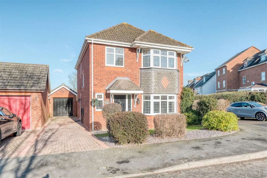 Osbourne Road, The Oakalls, Bromsgrove, B60 2TF 4 bed detached house