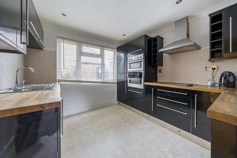 18 Eastwell Close, Beckenham, BR3 1TY