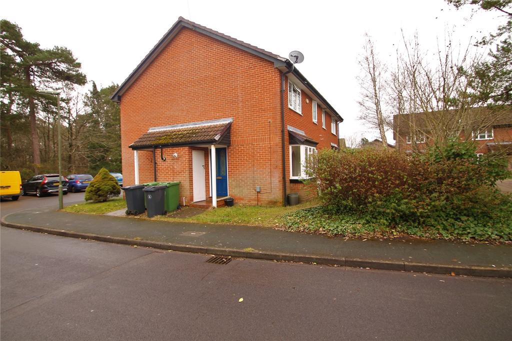 Cheylesmore Drive, Frimley... 1 bed terraced house £950 pcm (£219 pw)