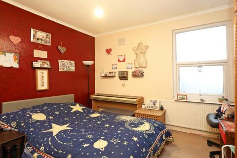3 bedroom flat for sale, Darwin Road, Ealing, W5