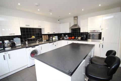 4 bedroom detached house to rent, Egbert Close, Hornchurch, RM12