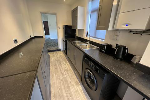 2 bedroom terraced house to rent, Frederick Street, Luton LU2