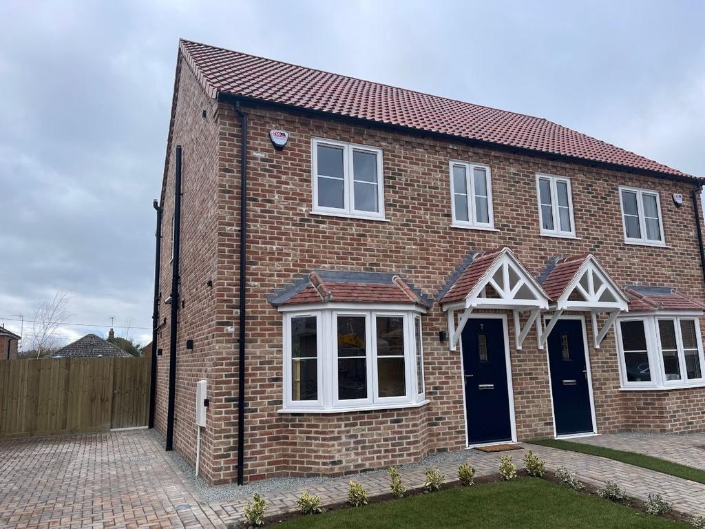 Delamore Drive, Wisbech 3 bed semidetached house £1,000 pcm (£231 pw)