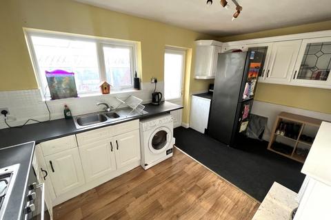 3 bedroom semi-detached house for sale - Queens Drive, Wakefield