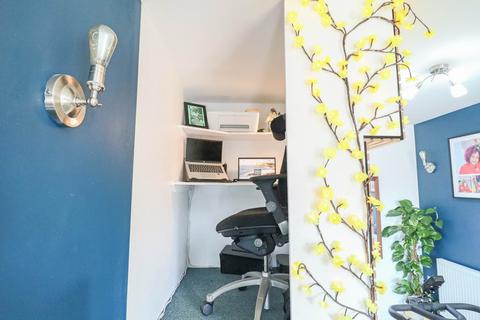 2 bedroom coach house for sale, Hestercombe Close, Superb Coach House - With Garden & Office