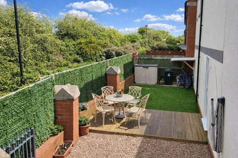2 bedroom coach house for sale, Hestercombe Close, Superb Coach House - With Garden & Office