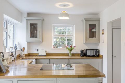 9 Heathfield Park, Midhurst, GU29 9HN