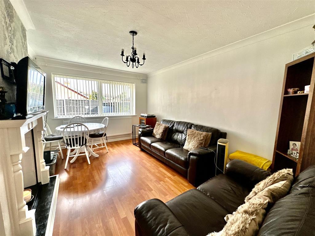 Stokes Drive, Leicester, LE3 9BR 3 bed semidetached house £260,000