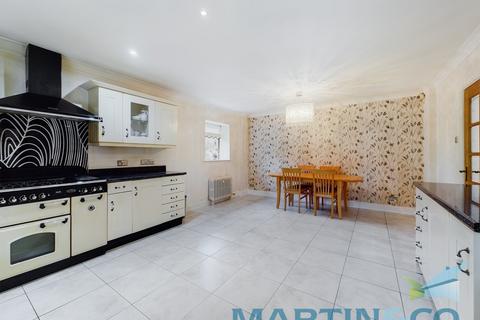 2 bedroom barn conversion for sale - Church End, Hale Village