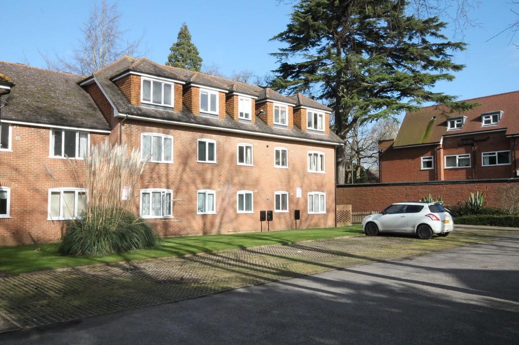 LEATHERHEAD KT22 Studio £895 pcm (£207 pw)