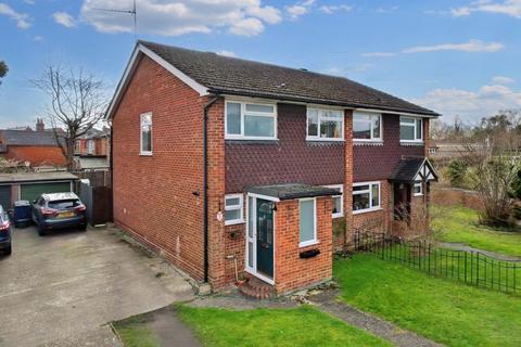 2 Lea Close, Badshot Lea, Farnham, GU9 9LW