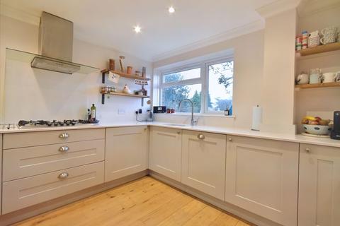 2 Lea Close, Badshot Lea, Farnham, GU9 9LW