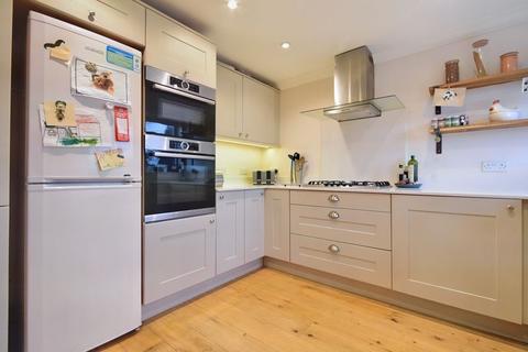 2 Lea Close, Badshot Lea, Farnham, GU9 9LW